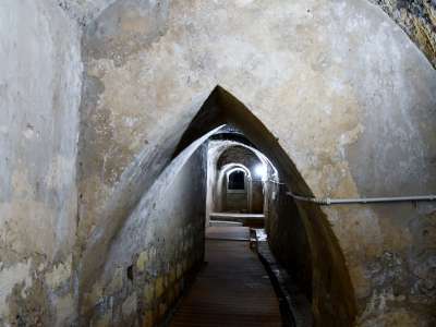 A dividere a met� questo ambiente � un arco a sesto acuto che rende l�ambiente ancora pi� suggestivo